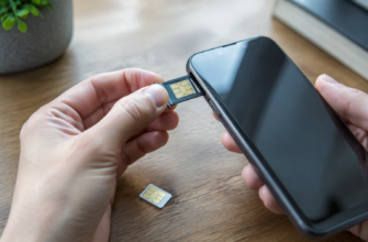 Новая SIM-карта в лотке смартфона, рядом старая карта — перенос номера к другому оператору
